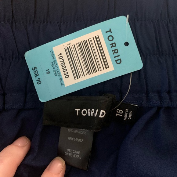 NWT Torrid Crepe Slim Flare Pants Navy Blue, size 18 - Picture 4 of 9